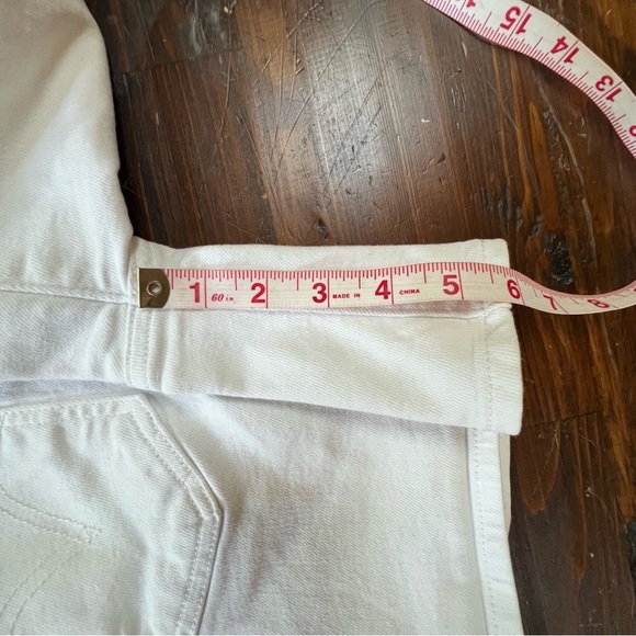 Levi’s pre-loved no flaws white denim stretch 4” inch inseam shorts size 28 - Picture 4 of 7